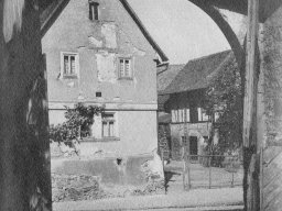 Blick durch das obere Schlosstor auf Bachgasse Nr. 39-Baeckerei